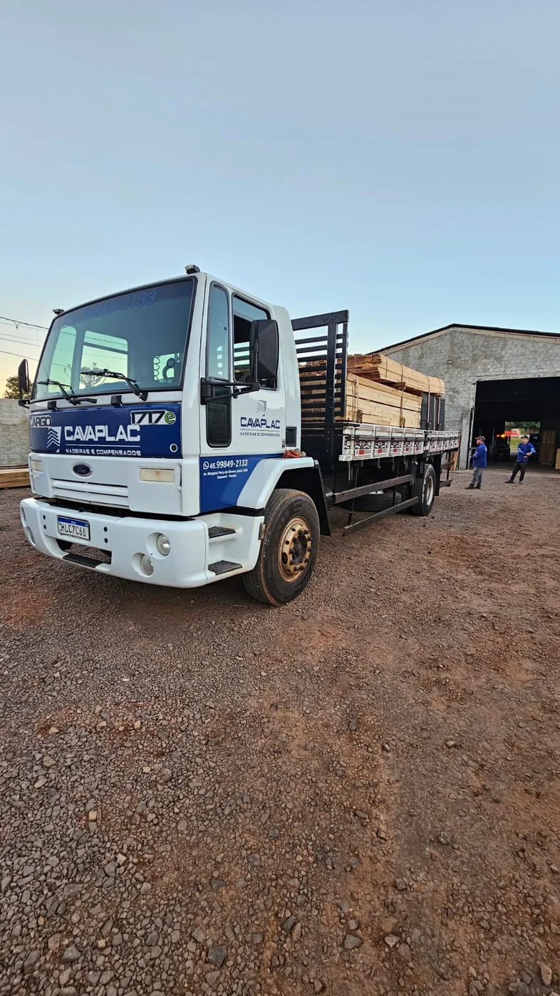 Caminhão real da Cavaplac para transporte de materiais